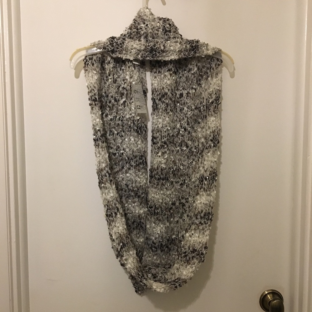 Infinity Loop Women’s Scarf - Picture 2 of 3